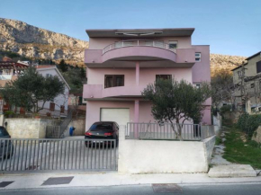 Apartments with a parking space Klis, Split - 16670